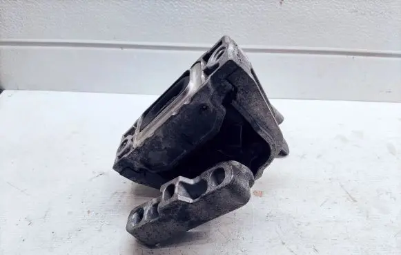 Volkswagen Touran I Engine mount bracket 1K0199555