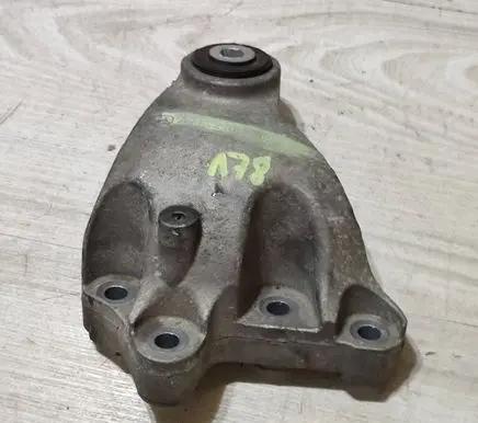 Mercedes-Benz CLA C117 X117 W117 Engine mounting bracket A2462401109