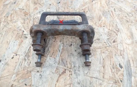 Honda FR-V Brake caliper pad carrier rear 