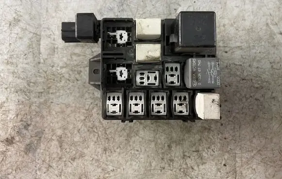 KIA Carens I Relay mounting block 