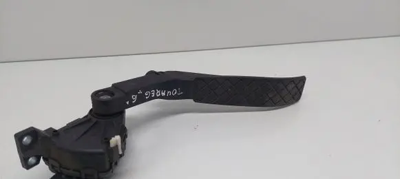 Accelerator throttle pedal