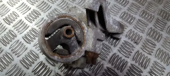 Mitsubishi Carisma Engine mount bracket