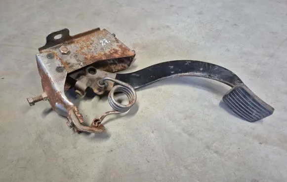 Mitsubishi L200 Clutch pedal 