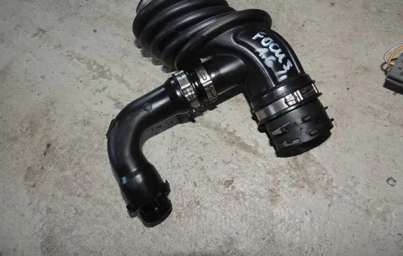 Ford Focus Air intake hose/pipe 72100865