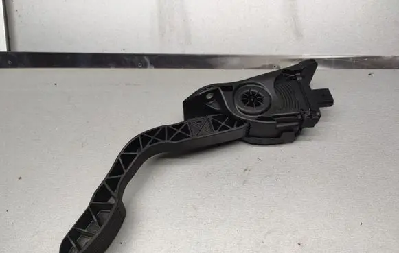 Ford Focus Accelerator throttle pedal 17388800 93438700