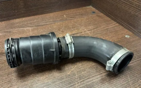 Renault Trafic III (X82) Engine coolant pipe/hose 1065337503