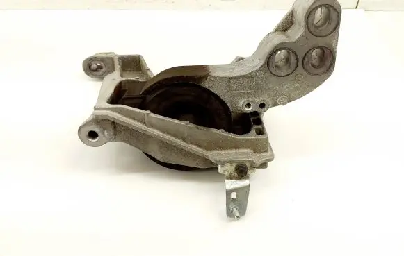 Mazda CX-30 Engine mount bracket