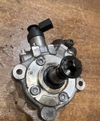 BMW 3 E90 E91 Fuel injection high pressure pump 7810696 100712