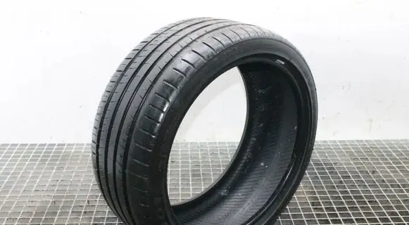 Audi TT Mk1 R18 summer tire 24535R18 INVOVIC