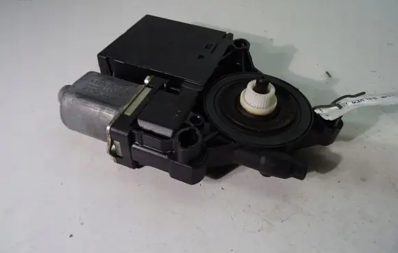 Volkswagen PASSAT B7 Front door window regulator motor 3AA959702A