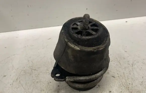 Volkswagen Touareg I Engine mount bracket