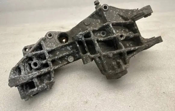 Engine mounting bracket