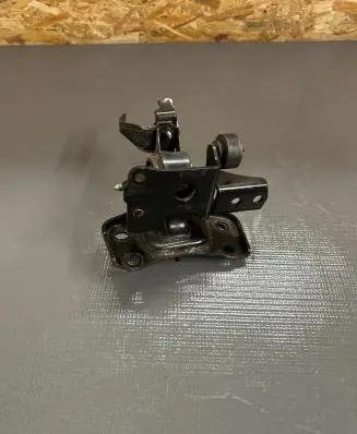 Toyota Auris E180 Engine mount bracket
