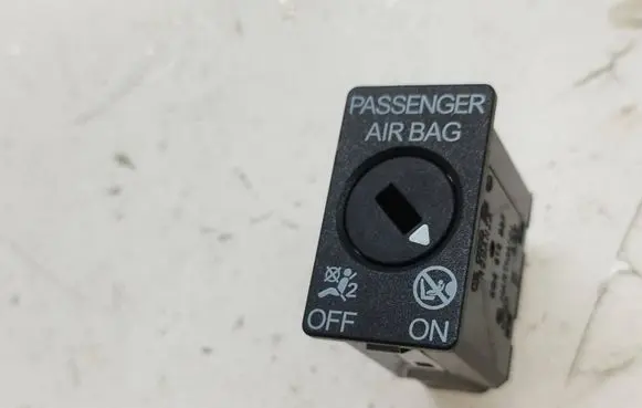 Passenger airbag on/off switch