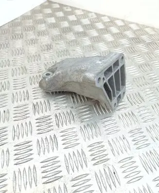 Engine mounting bracket
