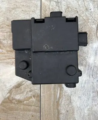 Maserati Levante Battery box tray cover/lid 675000498