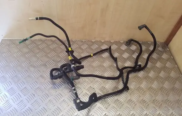 Fuel injector supply line/pipe