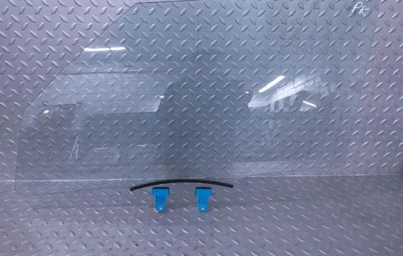 Suzuki Swift III Front door window glass four-door 8450252R00