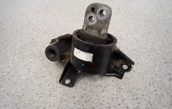 Engine mount vacuum valve