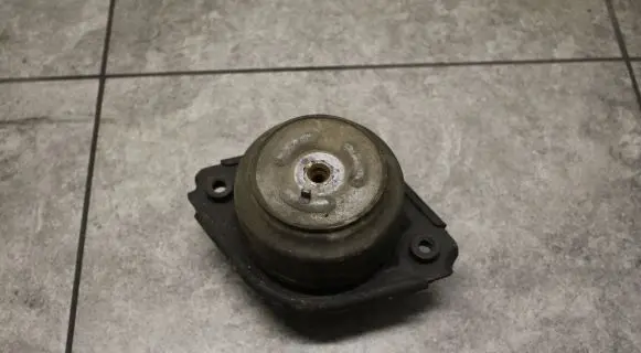 Mercedes-Benz ML W164 Engine mount bracket A2512403117