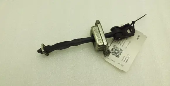 Nissan Qashqai+2 Rear door check strap stopper