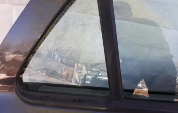 Rear vent window glass
