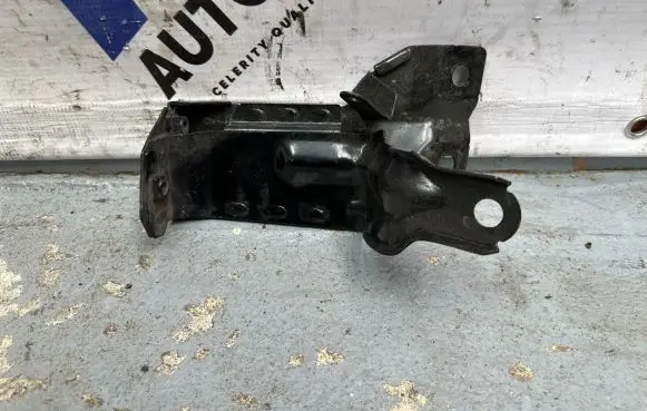 Volvo V60 Radiator mount bracket 31261932