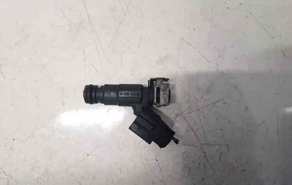 Peugeot 208 I Fuel injector 9676017480
