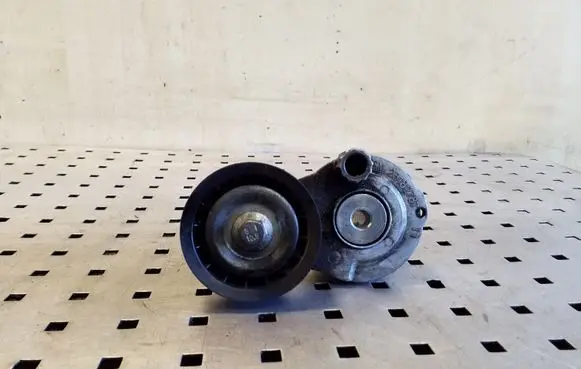 Chevrolet Captiva Generator/alternator belt tensioner 25182787
