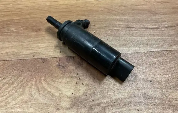 BMW 5 E39 Headlight washer pump 8377613 15778