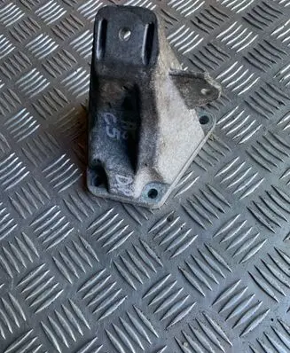 Engine mounting bracket