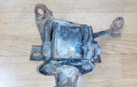 Ford Mondeo MK I Engine mount bracket
