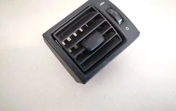 Volvo V50 Dash center air vent grill y01102