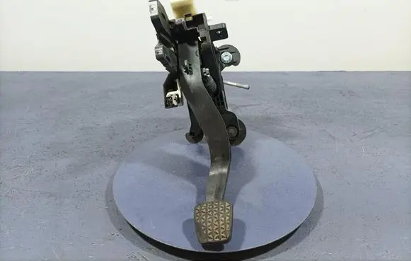Accelerator throttle pedal