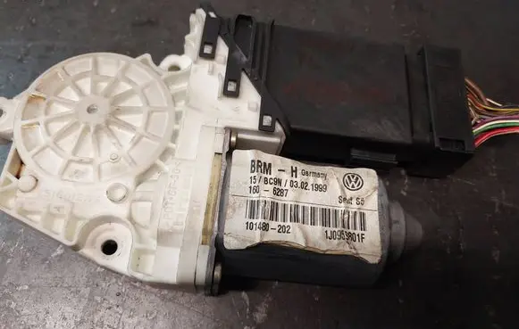 Seat Toledo II (1M) Front door window regulator motor 1J0959801F