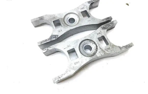 Volkswagen PASSAT B8 Fuel Injector clamp holder 04L216
