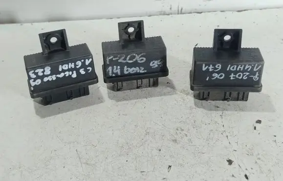 Peugeot 207 Fuel pump relay 240107