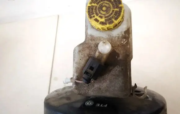Brake fluid reservoir