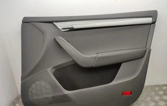 Skoda Octavia Mk3 (5E) Front door card panel trim