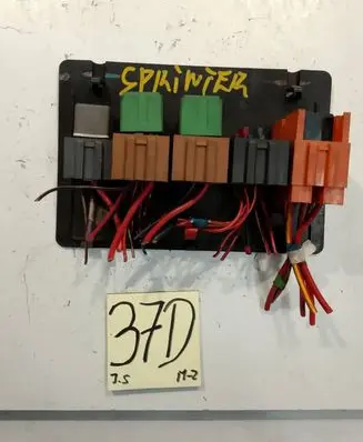 Mercedes-Benz Sprinter W901 W902 W903 W904 Relay mounting block 0015431301