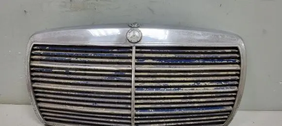 Mercedes-Benz 200 300 W123 Front bumper upper radiator grill