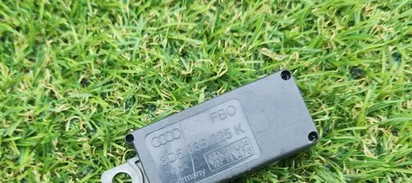 Audi A4 S4 B5 8D Aerial antenna amplifier 8D5035225K