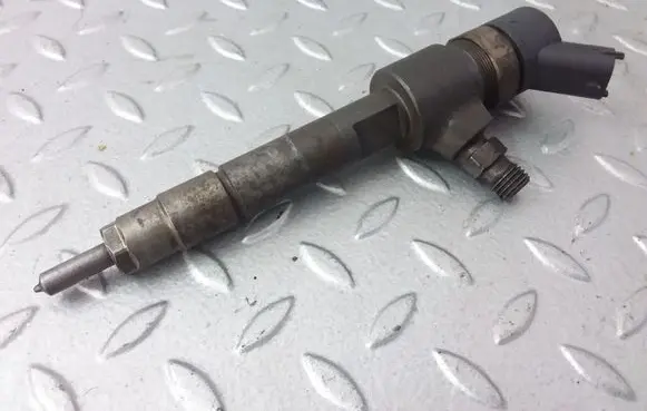 Opel Zafira B Fuel injector 0445110276