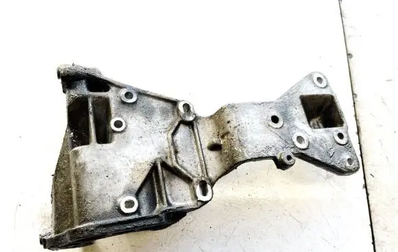 Volvo V70 Engine mounting bracket