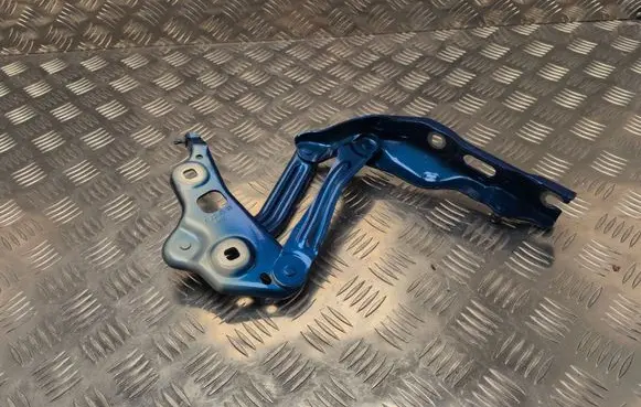 Skoda Octavia Mk4 Engine bonnet/hood hinges 5E3823301