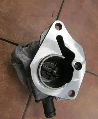 Renault Megane II Vacuum pump 8200521381