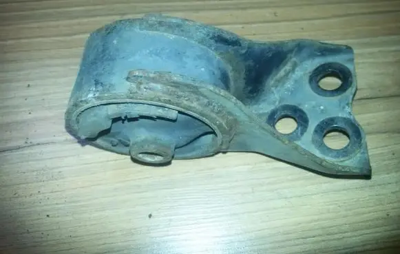 Mazda 323 Engine mount bracket