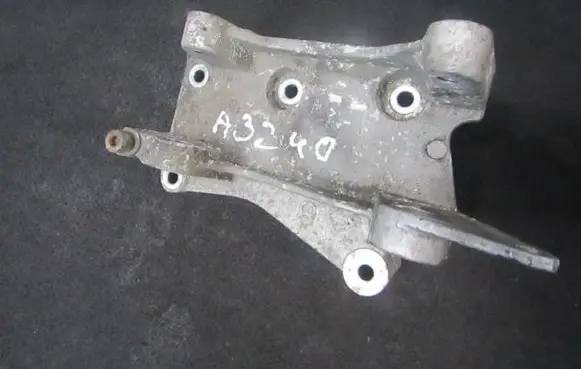 Peugeot 307 Engine mounting bracket 9636301780