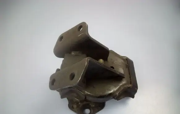 Mitsubishi Pajero Engine mount bracket MR554231 ME203411 AV68827