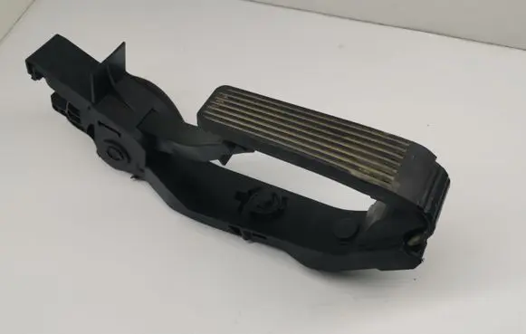Mercedes-Benz CLS C219 Accelerator throttle pedal A2113000904